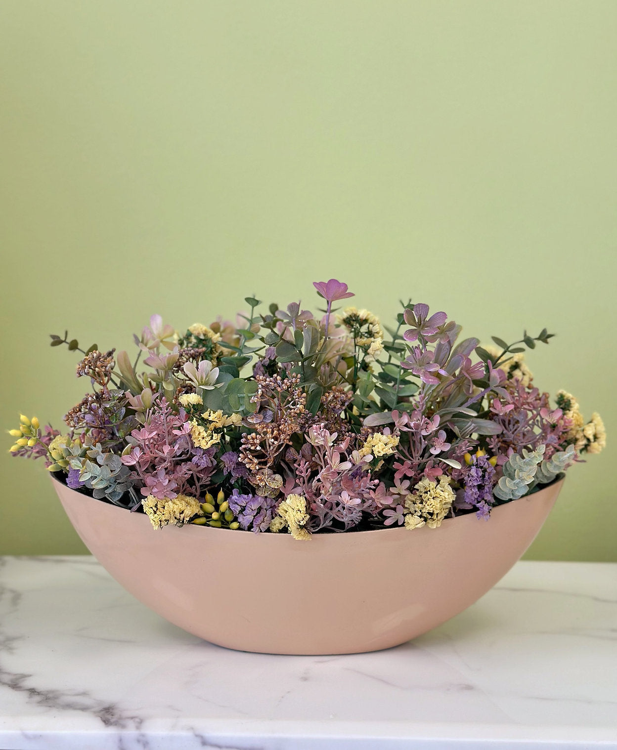 Dekorácia v plastovej nádobe z umelými a sušenými kvetmi 40 cm x 25 cm