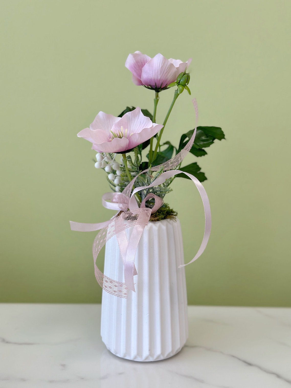 Jarná dekorácia na stôl v keramickej nádobe baby pink 34 cm x 10 cm