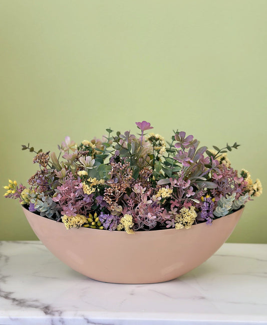 Dekorácia v plastovej nádobe z umelými a sušenými kvetmi 40 cm x 25 cm